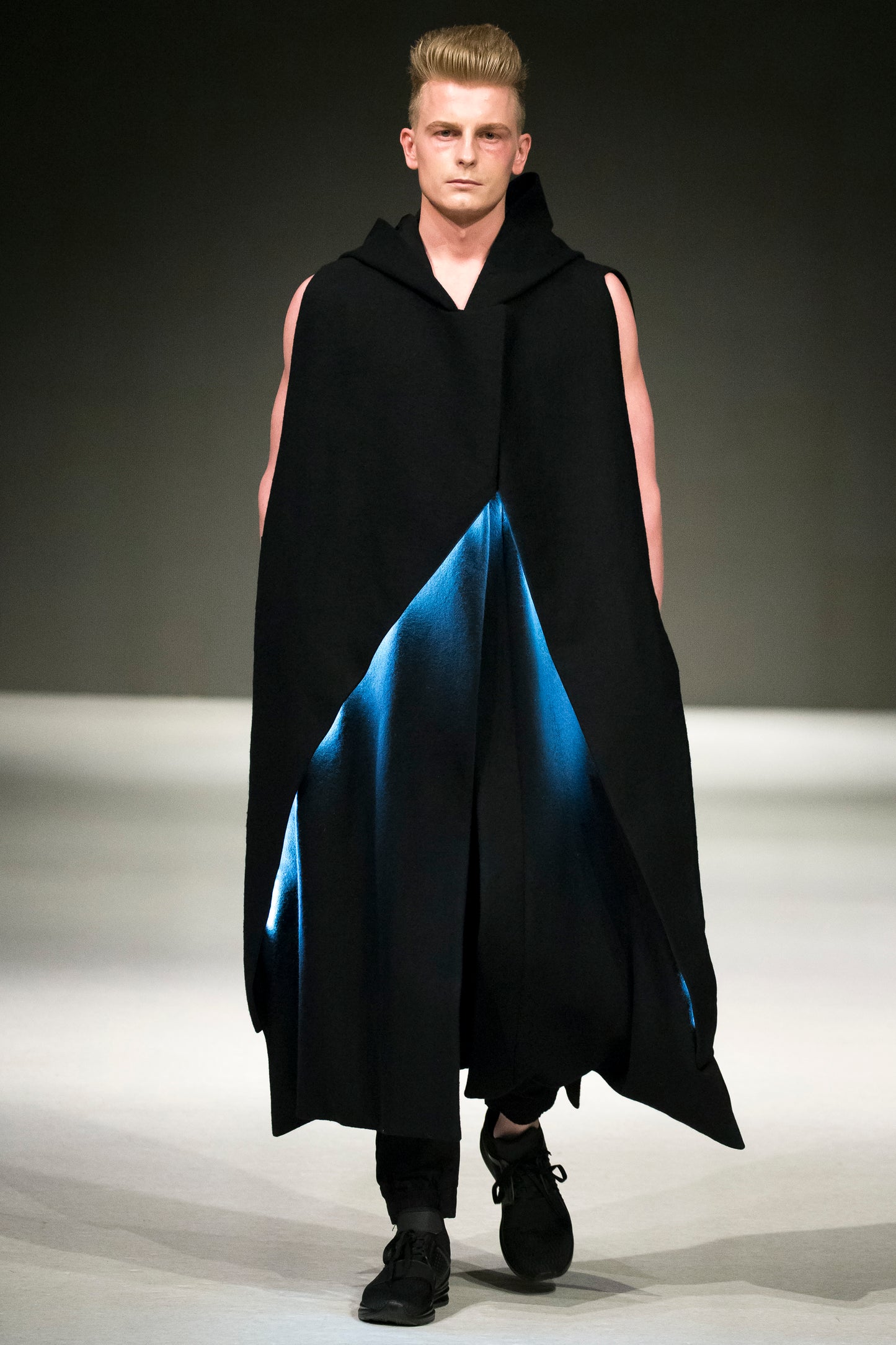 Abrigo Alma , fue presentado en la semana de la moda de Vancouver con sistema de luces Led. mas información : https://www.vogue.co.uk/shows/autumn-winter-2018-ready-to-wear/maria-pia-cornejo